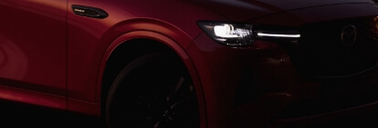 Das Mazda Finance-Logo und die Scheinwerfer des Mazda CX-60