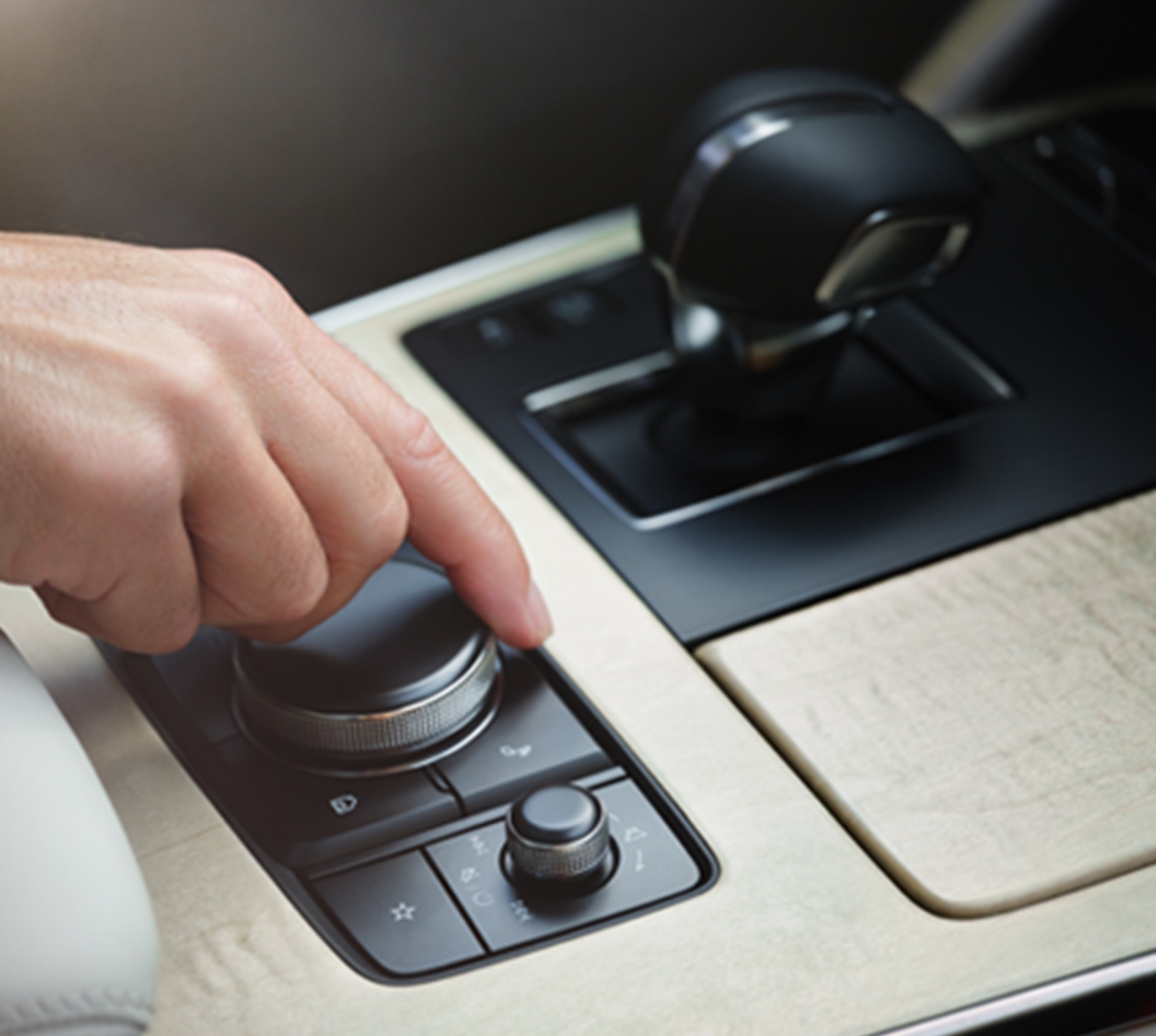 Bouton du HMI Commander de la Mazda CX-60 sur la console en bois d'érable