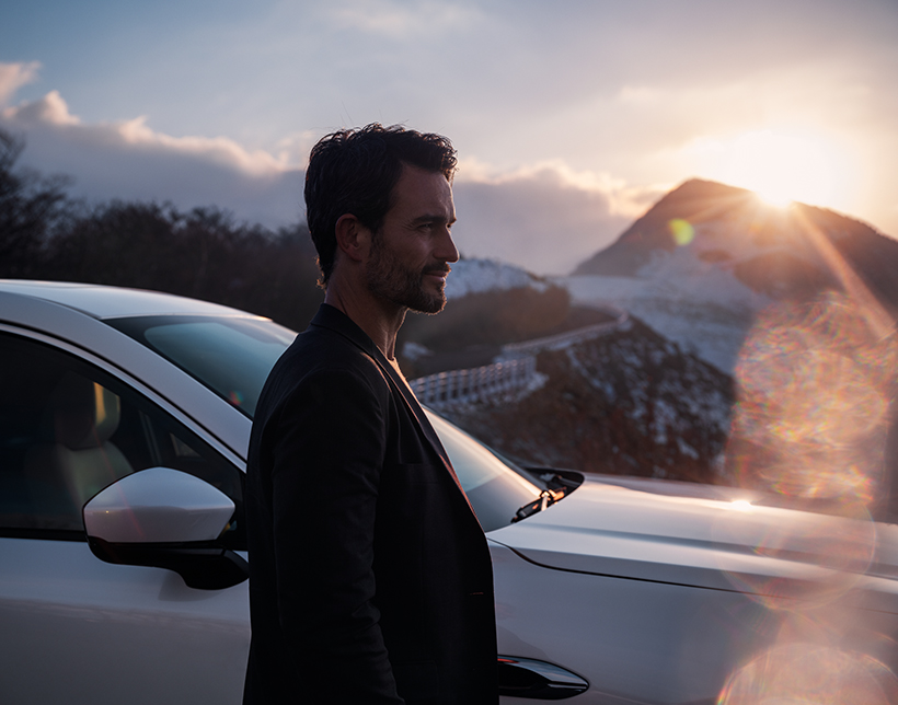 Homme debout à côté de la All-New Mazda CX-60 SUV.