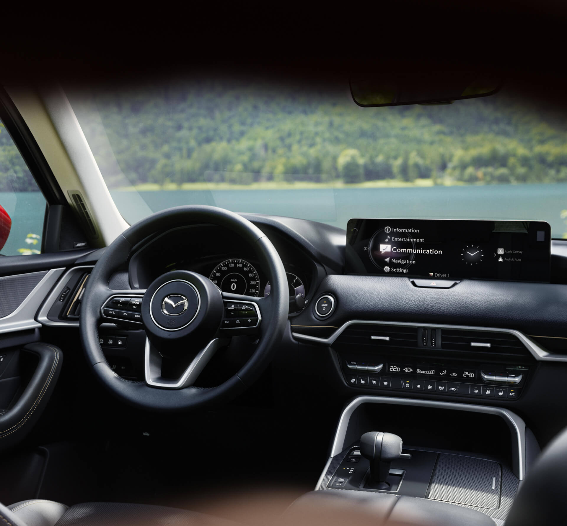 Een glimlachende man afgebeeld in de bestuurderszetel van de All-New Mazda CX-60 SUV.