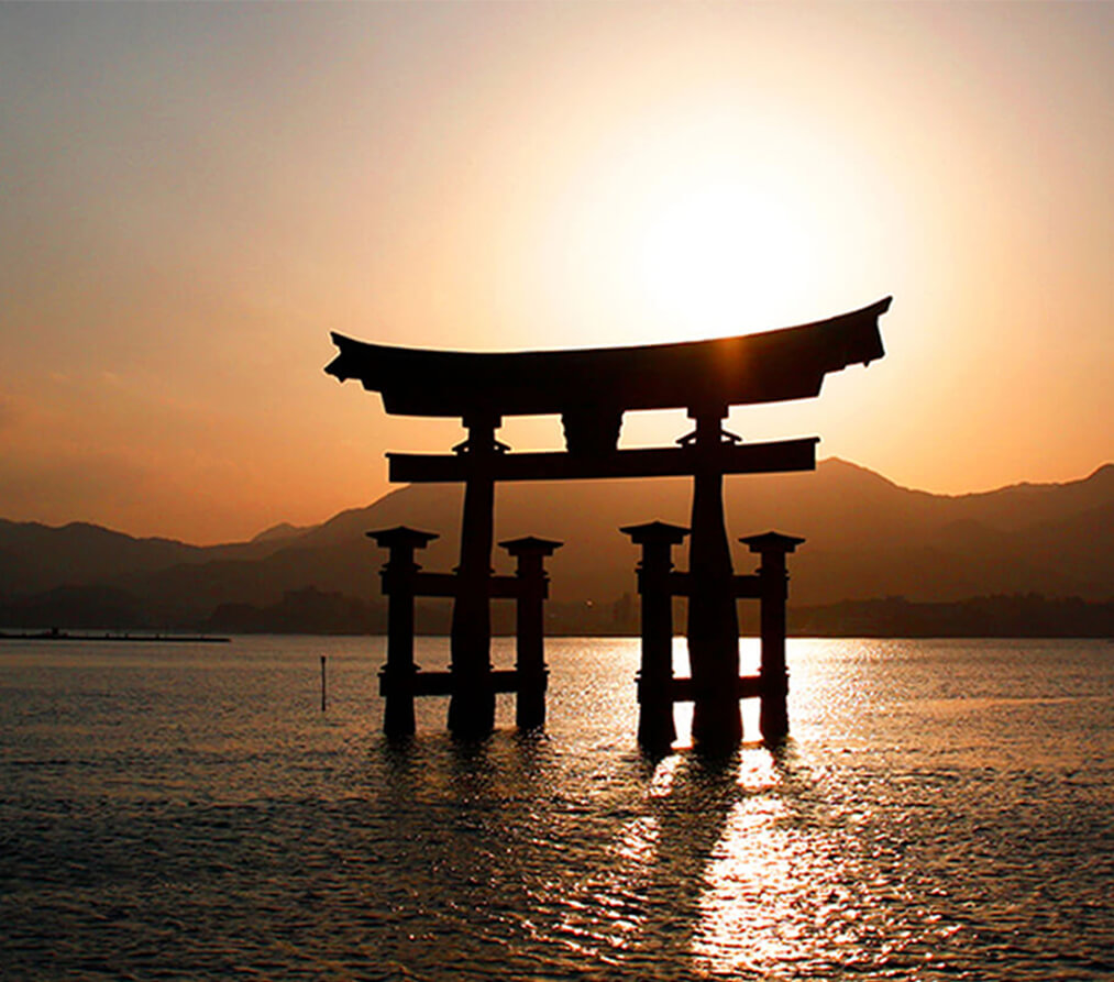 Helgedomen Itsukushima i solnedgången