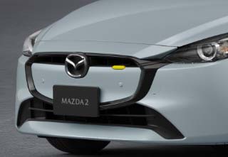 Η μπροστινή μάσκα του Mazda2 με κίτρινο χρώμα που δημιουργεί αντίθεση