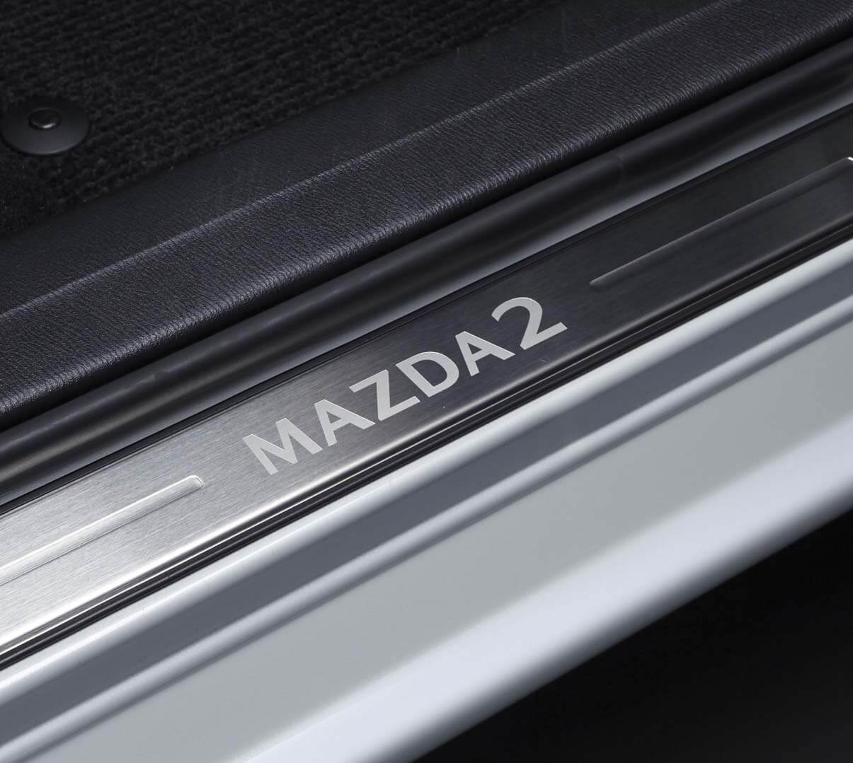 Τα κομψά διακοσμητικά θυρών προστατεύουν τα μαρσπιέ του Mazda2 από γρατζουνιές και γδαρσίματα.