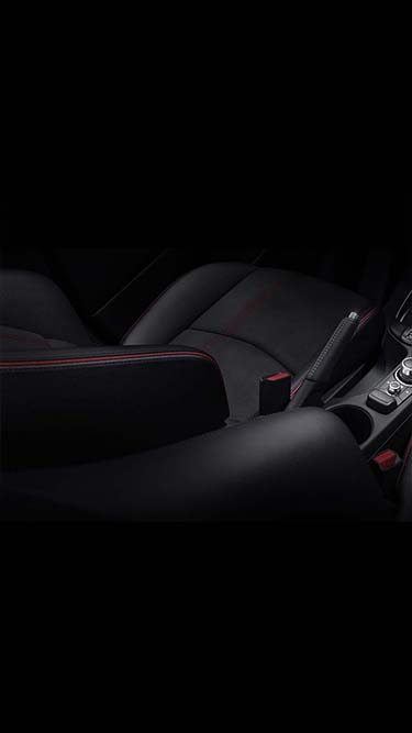 Μαύρο δερμάτινο κάθισμα του Mazda2 με κόκκινες ραφές που δημιουργούν αντίθεση.