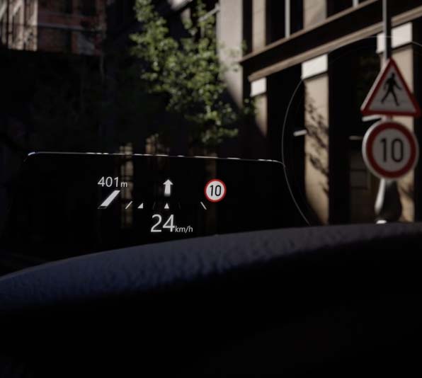 L’Head-up-Display di Mazda proietta i comandi di velocità e navigazione sul parabrezza.