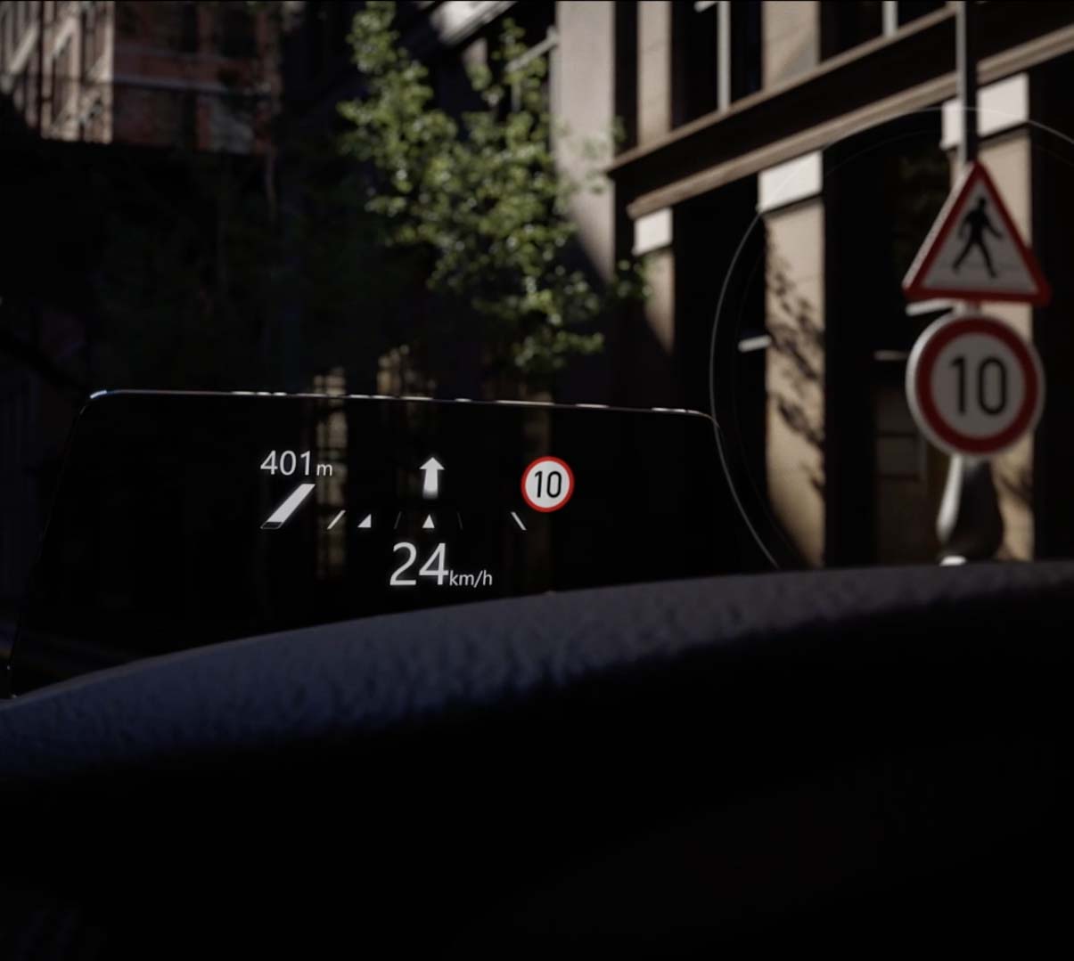 L’Head-up-Display di Mazda proietta i comandi di velocità e navigazione sul parabrezza.