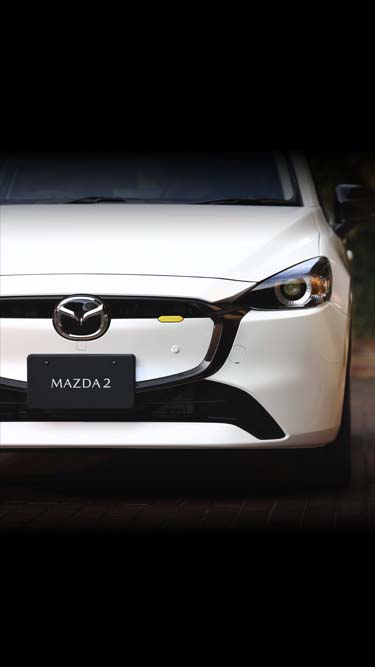 Una Mazda2 bianca ripresa frontalmente.