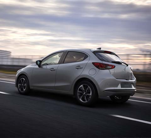 Il design fluido e le bellissime proporzioni della Mazda2 di profilo.