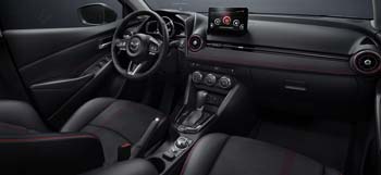 Interior do Mazda2.