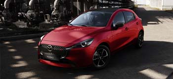 O Mazda2 roșie, fotografiată din față.