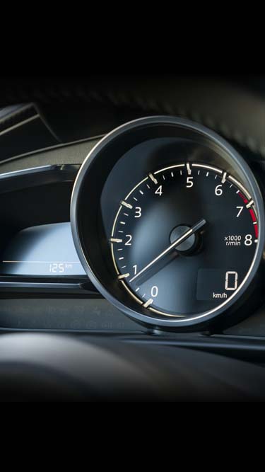 Izgled sportskog okruglog tahometra u modelu Mazda2 za 2023. izbliza.