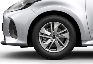 15" aluminiumsfælge på en Mazda2 Hybrid med Centre-line-udstyrsniveau