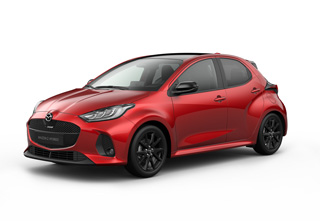 Mazda2 Hybrid i karrosserifarven Formal Red med Homura Plus-udstyr