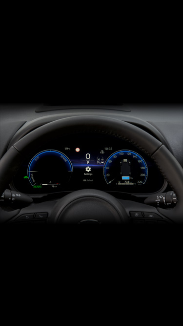 Instrumentbrættet og de digitale instrumenter viser hastighed, brændstofniveau og køretøjsstatus for Mazda2 Hybrid.