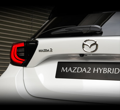 Mazda2 Hybrid-logo på bagenden.