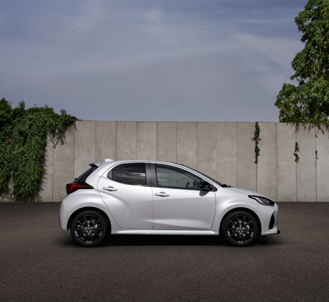 Ein vor einer Wand geparkter Mazda2 Hybrid.