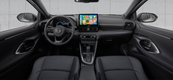 Το εσωτερικό του Mazda2 Hybrid, με το τιμόνι και τον πίνακα οργάνων.