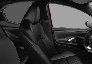 Asiento de tela con laterales de cuero sintético del Mazda2 Hybrid en la versión Homura Plus