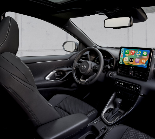 Het interieur van de Mazda2 Hybrid met de bestuurderszijde en het dashboardpaneel.