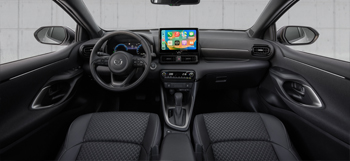 O interior do Mazda2 Hybrid com vista do volante e do painel do tablier.