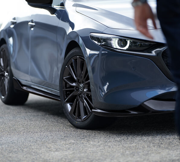 De aerodynamische kuip van de voorbumper en de zijskirt van de Mazda3.