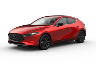 Mazda3 Hatchback vo výbave Homura vo farbe Soul Red Crystal.