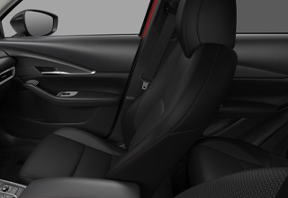 Sitzbezüge aus schwarzem Stoff, Armaturenbrett, Armlehne mit roten Ziernähten im Mazda CX-30 in der Ausstattungsvariante Homura.