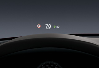 Head-up-Display mit Projektion auf die Windschutzscheibe im Mazda CX-30 in der Ausstattungsvariante Prime-Line