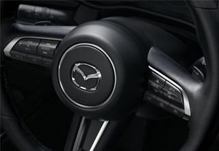 Aire acondicionado automático bizona con salidas de ventilación para los asientos traseros en el nivel de especificaciones Exclusive-Line del Mazda CX-30.