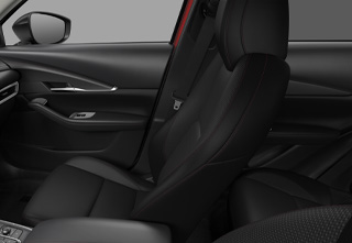 Tapicería de tela negra en los asientos, salpicadero, reposabrazos con costuras en rojo del nivel de especificaciones Homura del Mazda CX-30.