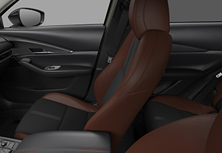 Asientos de ante negro y polipiel Terracotta para el acabado Nagisa del Mazda CX-30