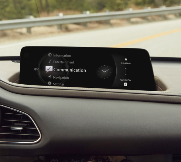 Le nouvel écran tactile de 10,25 pouces à l'intérieur de la Mazda CX-30 prend en charge Apple CarPlay™ et Android Auto™ sans fil.