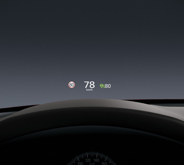 L'affichage tête haute en couleur de Mazda projette sur le pare-brise la vitesse et les instructions de navigation.