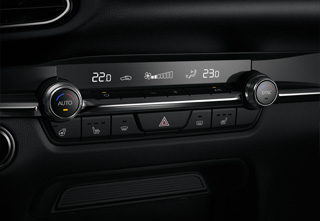 Climatizzatore automatico bizona con bocchette di ventilazione per i sedili posteriori di Mazda CX-30 nell’allestimento Exclusive-Line.