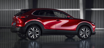 Mazda CX-30, показана отзад и отстрани.