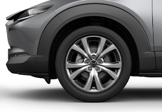 18 tommer sølvfarvede aluminiumsfælge (215/55/R18) på en Mazda CX-30 med Exclusive-Line-udstyrsniveau