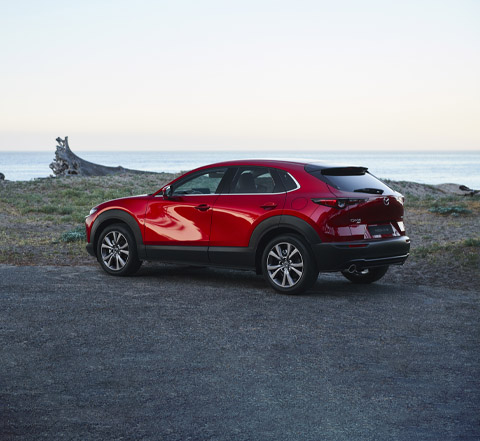 Mazda CX-30 parkeret ved en strand.