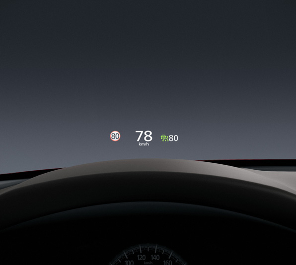 Das Mazda Head-up Display projiziert Geschwindigkeit und Navigationshinweise direkt auf die Windschutzscheibe.