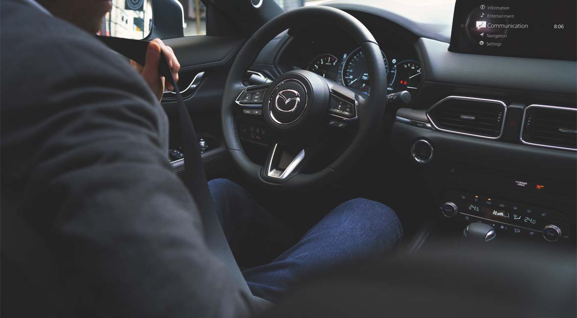 Ein Mann sitzt im Mazda CX-5.