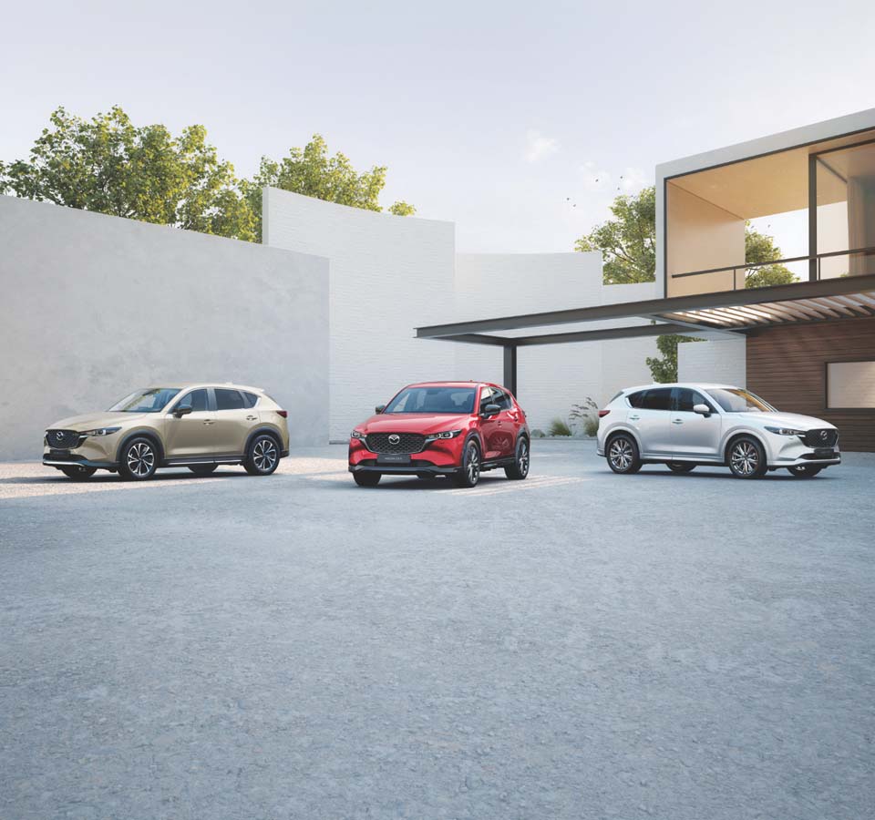 3 nebeneinander geparkte Mazda CX-5-Modelle