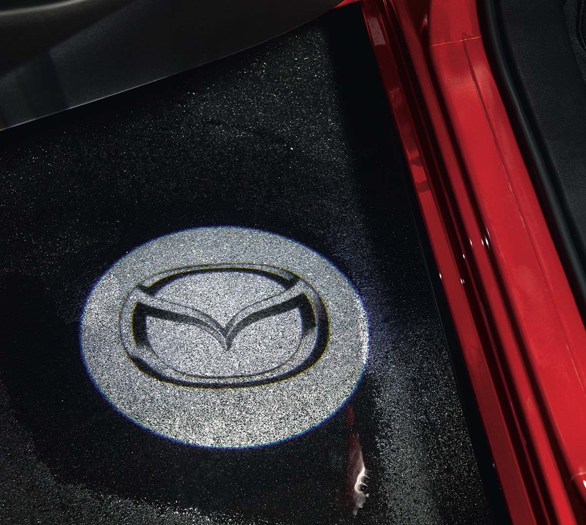 Ο προβολέας λογότυπου προβάλλει το λογότυπο της Mazda κατά την είσοδο στο Mazda CX-5.