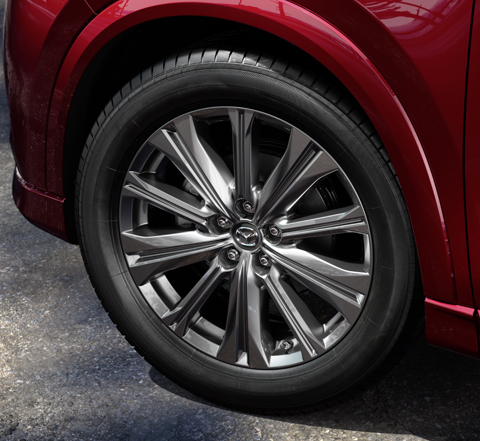 Η μπροστινή ζάντα 19 ιντσών σε γυαλιστερό ασημί ενός κόκκινου Mazda CX-5.
