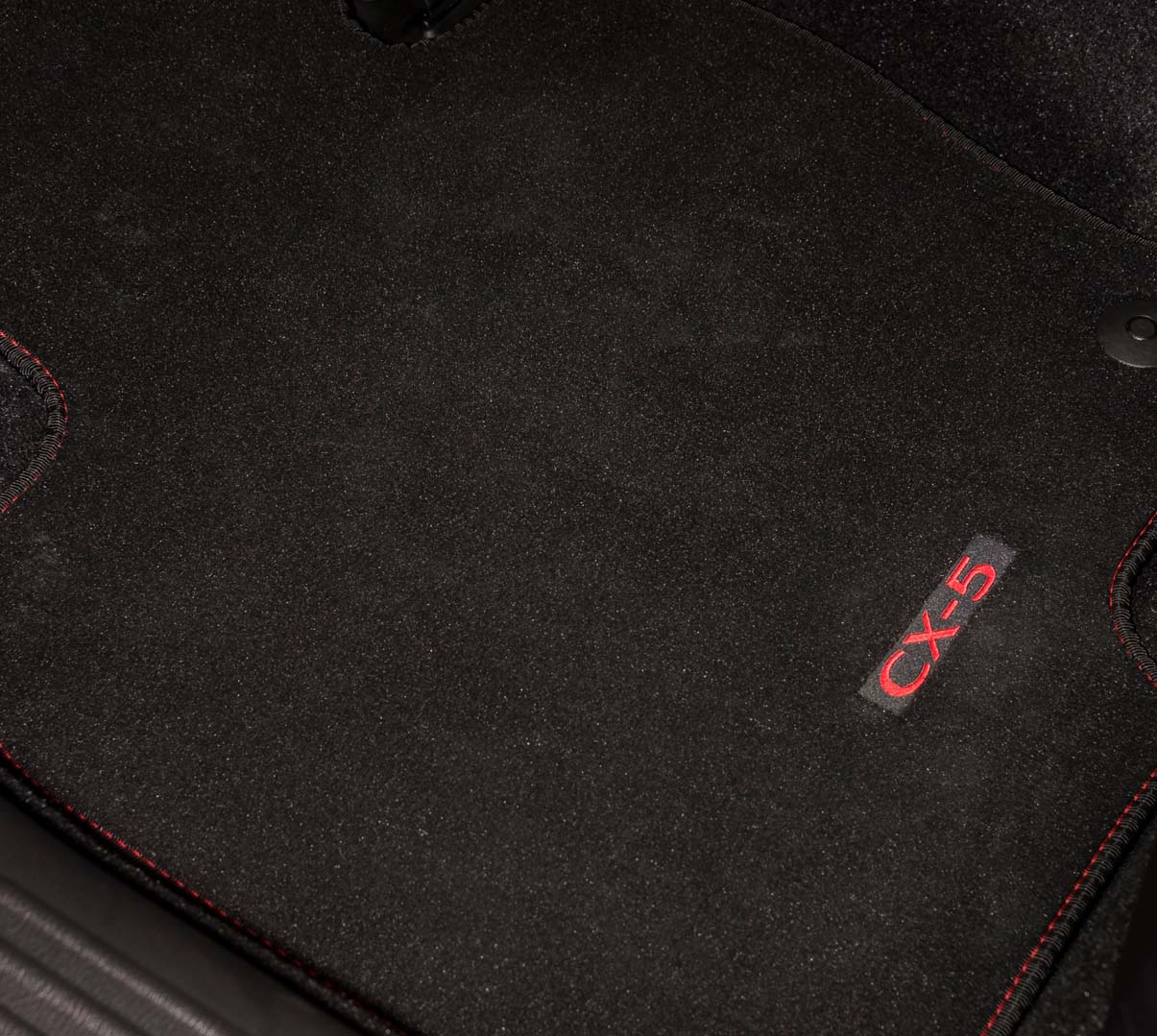 Les tapis de sol ornés du logo CX-5 ont été conçus sur mesure pour votre Mazda CX-5.