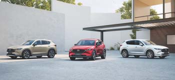 3 Mazda CX-5 estacionados uns ao lado dos outros