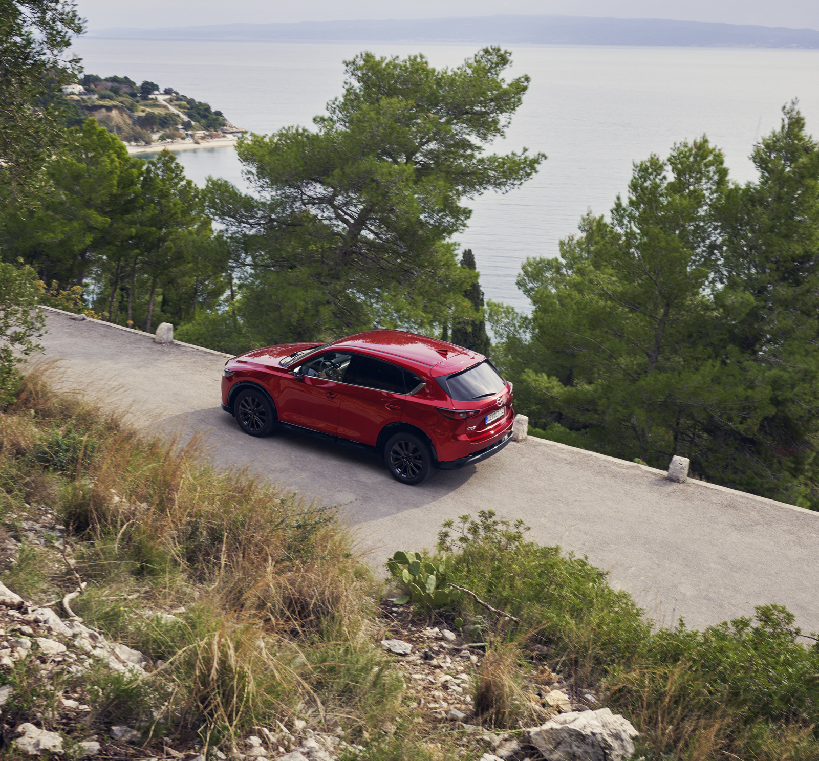 Vista traseira de um Mazda CX-5 vermelho