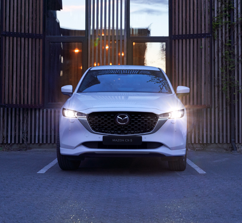 Um Mazda CX-5 branco estacionado.