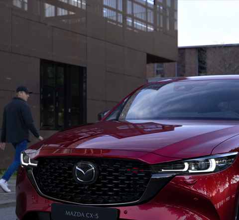 Grelha frontal de um Mazda CX-5 vermelho.