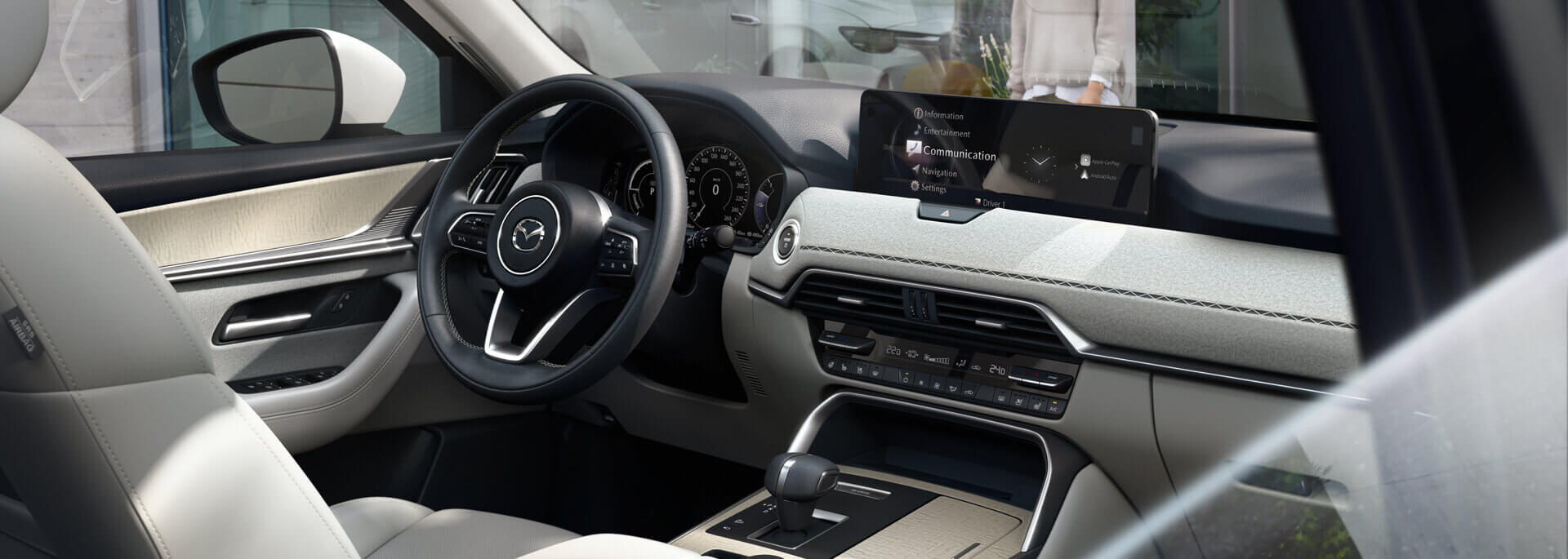 Prostorný interiér zcela nového plug-in hybridního SUV Mazda CX-60 vyznačující se japonským řemeslným zpracováním.