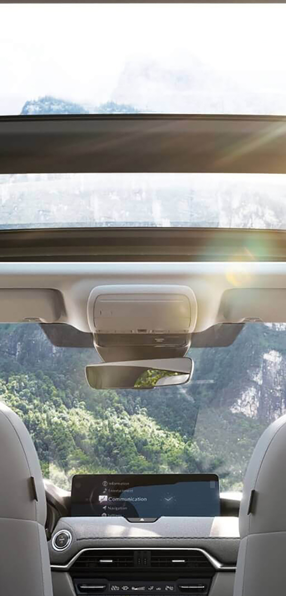 Prostorný interiér zcela nového plug-in hybridního SUV Mazda CX-60 s panoramatickým střešním oknem.
