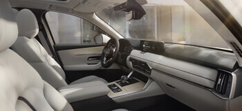 Der geräumige, luxuriöse Innenraum des brandneuen aufladbaren Hybrid-SUV Mazda CX-60 – Handwerksqualität aus Japan.